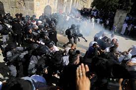 Israeli Police Clash with Worshippers at Jerusalem Holy Site